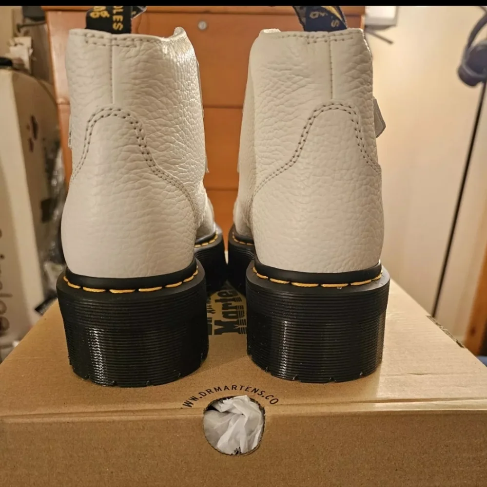 Dr. Martens FIRE! NIB! Devin Flower Buckle Leather Platform Boots in White. Sz 7